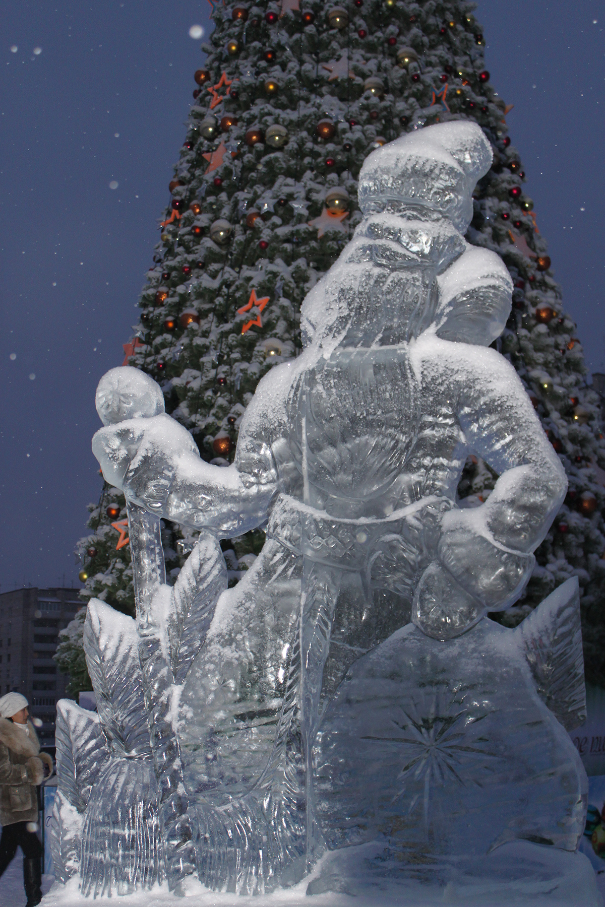 Ледяная фигура Деда Мороза