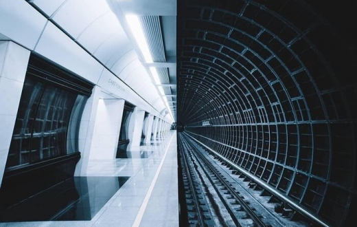Савеловская. Фотография туннеля и платформы на контрасте