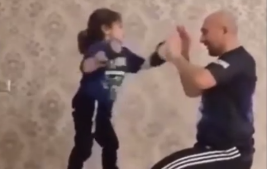 девочка боксирует с отцом