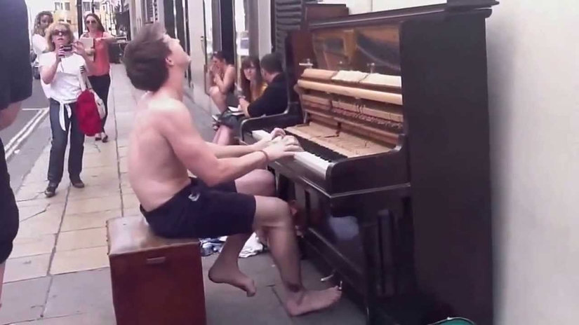 Парень в трусах играет на пианино