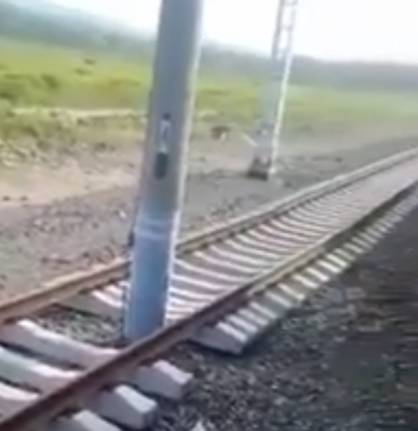 Столбы на железнодорожных путях