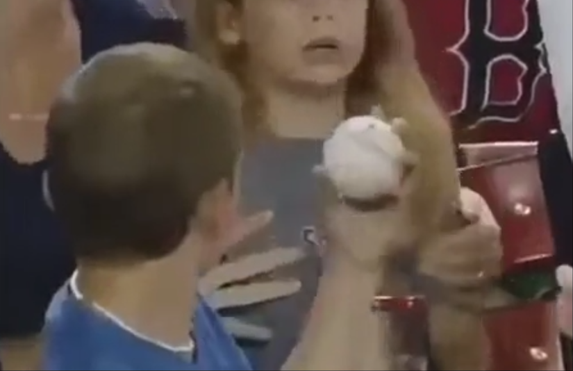 Мальчик дарит девочке бейсбольный мяч